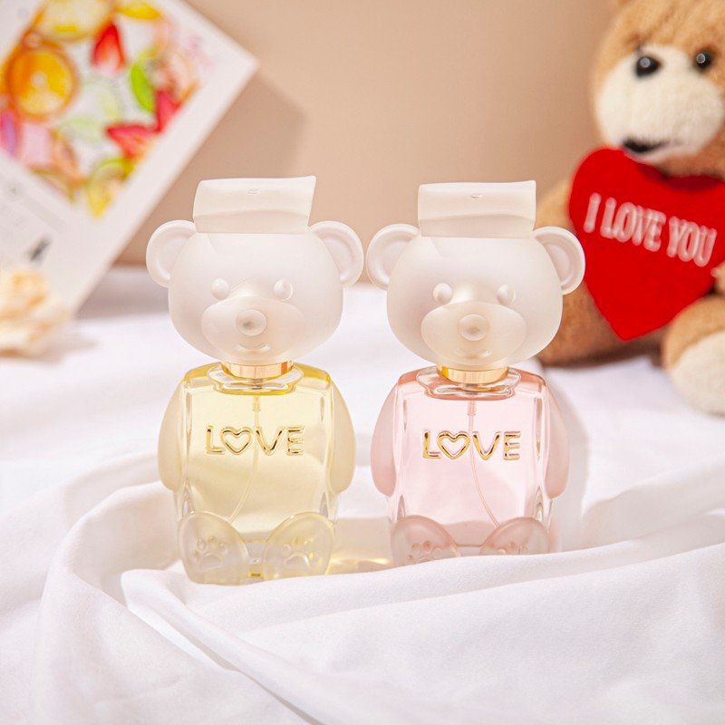 Floral woody fragrance spray for women close up